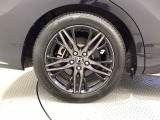 純正アルミホイールです。車にぴったりなデザインで、足元がおしゃれに♪また、スチールホイールに比べ軽いので、車の燃費も良くなりますよ!