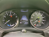 必要な情報をひと目で確認できる、見やすいメーターデザイン。ドライバーの運転をサポートします。