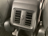 後部座席にもエアコンの吹き出し口があるので車内全体を快適に過ごすことができます。