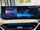 【ナビ純正】ワイドコントールディスプレイは、画面内に多数の情報を表示する事が可能です。センターコンソールiDriveコントローラー操作だけでなく、タッチパネルでの操作も可能となっております。