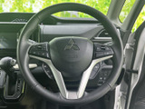 握りやすいグリップと操作しやすいスイッチ配置で、快適な運転をサポート。ステアリング操作集中で、安全運転を心がけましょう。