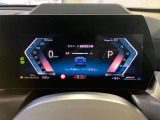 ライブコックピット :ナビゲーションに組み込まれたシステムでディスプレイと液晶メーターパネルにさまざまな情報をわかりやすく表示します。機能をドライバーの好みに合わせてカスタマイズすることもできます。