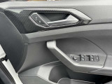 運転席ドア内側の状態です。ドアハンドルや各種スイッチなど、細かな部分も写真でご確認いただけます。