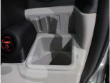 運転手から手に届きやすいところにあるドリンクホルダー。手元近くですので便利です。