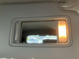 運転席助手席のサンバイザーには女性の方にも大好評のライト付き鏡となってます。
