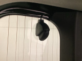 後方にもドライブレコーダーのカメラが付いています。前後両方でお車の周りを監視・記録いたします。