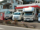 毎度、写真ヘタですいません。右から国産キャブコンのキャンピングカー、ワイドミドルのハイエースと並べるとこんな感じです。大半の車を見下ろすのは気持ちいいですw。しかし、最近問合せい多いです。
