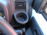 窓側にカップホルダー〈運転席、コンソール各1〉も付いています。