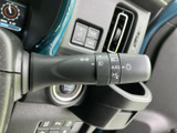 直感的な操作で、スムーズな車線変更をサポートします。視認性の高い表示で、安全確認もばっちりです。