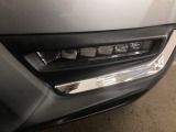 【フォグライト】霧などの悪天候時、自車の位置を示すとともに前方や路肩が見えずらい時、近い位置をワイドに照らしてくれます。