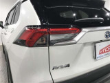 「中古車ハイブリッド保証」付き。ハイブリッド機構を無償で保証します。保証期間は、初度登録年月から10年目まで、またはロングラン保証が終わってから3年間。ただし累計走行距離が20万km以内です。