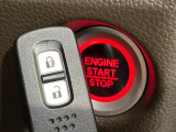 【Hondaスマートキー】カバンやポケットに入れたままでもドアの施錠・解錠が可能なスマートキーを装備。エンジンのオン・オフ時もカギを取り出す必要が無いからとっても便利です♪