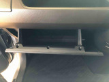 よく使うものが手を伸ばせばすぐ届く、機能面で充実した収納。