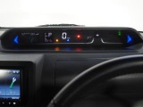アナログメーターの無い、高さが抑えられたメーターパネル。運転席からのひろびろした視界をさえぎることなく、ドライバーに必要な情報をタイムリーに表示します。