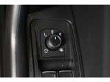 狭い場所も苦になりません。電動格納ドアミラー装備。電動格納ドアミラードアミラー調整スイッチ