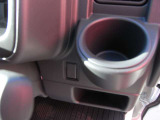 窓側にカップホルダー〈運転席、コンソール各1〉も付いています。