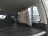 荷室右側面および窓用カーテン装着部の拡大写真です。カーテンの設置状態やベッドキット端部、内張りのコンディションについて画像にてご確認ください。
