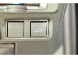 スマートキーや運転席のボタンを押すだけでリアゲートが自動で開閉します!荷物を持っている時や、高い位置にあるバックドアを閉める際に便利な機能です
