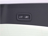 テールゲートには、スイッチ一つで開閉可能な電動開閉機能を装備。また、リアバンパーの下で足を動かすだけで開閉できる、ハンズフリー・オープニング/クロージング機構も搭載しています。