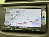 鮮明な地図表示で、スムーズなナビゲーションをサポート。最新の交通情報も確認でき、安心してドライブを楽しめます。