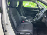 広々とした空間で、ゆったりとくつろげる運転席。シートに座ると、包み込まれるような感覚で、快適なドライビングポジションを実現します。