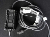 プジョーのEVは、普通充電と急速充電の2つの充電方法に対応。自宅や外出先で便利に充電を行えます。