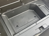床下には水や汚れに強いワイパブル仕様の収納スペースをご用意。汚れた荷物と他の荷物を分けたい時や背の高い荷物を載せる際に便利です。