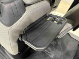 飲み物や食べ物を気軽に置ける格納式シートバックテーブルを、運転席と助手席の背もたれにご用意。車内の休憩も快適です!