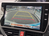 駐車時や後退時の安全をサポートするバックモニター。後方視界を広げ、安心して運転できます。