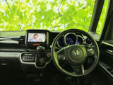 握りやすく操作しやすいステアリング。デザインも洗練されており、運転時の疲労を軽減します。快適なドライビングをサポートします。