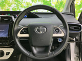 操作がしやすいステアリングで、運転中の視線移動を最小限に抑えます。オーディオ操作やハンズフリー通話もステアリングから行えます。