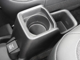 ★ドリンクホルダー★走行中でも飲み物を安定して置ける便利な装備です。運転中に手を離す回数を減らし、安全で快適なドライブをサポートします。長距離移動にも役立ち、日常使いに便利です。