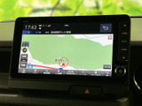 目的地までスムーズに導いてくれるナビゲーションシステム。高精細な地図表示で、運転中の安心感を高めます。遠出の計画も立てやすくなりますね。