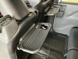 【格納式シートバックテーブル】車内でのお食事などで活躍♪カップホルダーも備えています。