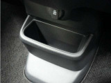 ◆センターロアボックス◆インパネ中央の下部には、ごみ箱としても使用する事ができるセンターロアボックスを装備しております。