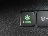 ◆ECONスイッチ(ECONモード)◆エンジンやエアコンといった、クルマ全体の動きを燃費優先で自動制御するECONモード。空調など快適性を優先したいときは、スイッチを押してOFFにできます。