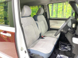 運転席まわりには十分なスペースがあり、大柄な方でもゆったり運転していただける環境です。