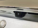 車の後方に小型カメラが付いておりバックする際の後方の様子をモニター上に表示します。