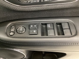 ハンドルの右側に電動格納付きパワーミラーの操作スイッチがついています。左右のサイドミラーの角度調節も微調整ができて便利です。パワーウインドウは運転席でドア4枚とも上下の操作ができるようになっています。