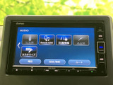 多彩な機能が搭載されたオーディオ画面で、音楽やナビゲーションを快適に楽しめます。Bluetooth接続やUSB入力も可能で、様々なデバイスと連携可能です。