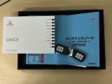 メンテナンスノート【点検整備記録簿・保証書】、取説も揃ってます。スマートキーはバッグなどにしまったままボタン操作でエンジンの始動・停止ができて大変便利です