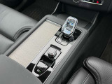 ◆シフトノブ/スウェーデンを代表するオレフォス製のクリスタルガラスを使用。毎日のドライブに特別感をプラスします