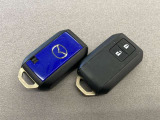 身に着けたままでドアの施錠や、エンジンがかけられるスマートキーレス。形も丸い楕円型(俵型)をしています。手にすっぽり収まる、フィット感の良い形状です。