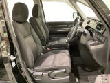 女性でも運転がしやすいように、シートの高さ調整機能(シートリフター)がついています。広い足元にゆったり座れるシートには肘掛も装備しており長距離の運転でも疲れにくいシートです。
