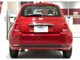 真ん中に輝く「FIAT」のエンブレムが、イタリアからやってきた特別なクルマであることを物語っています。