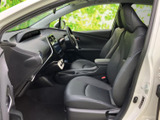 シンプルで使いやすい操作系のスイッチ類。直感的な操作で、安全運転をサポートします。