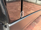 運転席ドアの淵に一部小傷がございます。