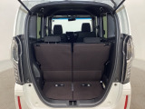 開口部も広く荷物の積み下ろしもしやすいお車となっております。シートの背もたれは5:5の割合で背もたれを可倒でき、前後のシートスライドもできるので荷室をひろげることができます。
