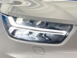 ●LEDヘッドライト:夜間走行時も良好な視界を確保し安心して運転できる高輝度LEDヘッドライトを装備!点灯速度が早く、消費電力も抑えられています。