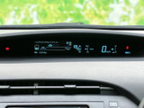 シンプルで分かりやすい表示で、車両の状態をひと目で確認できます。タコメーターも装備されており、運転状況を把握しやすくなっています。